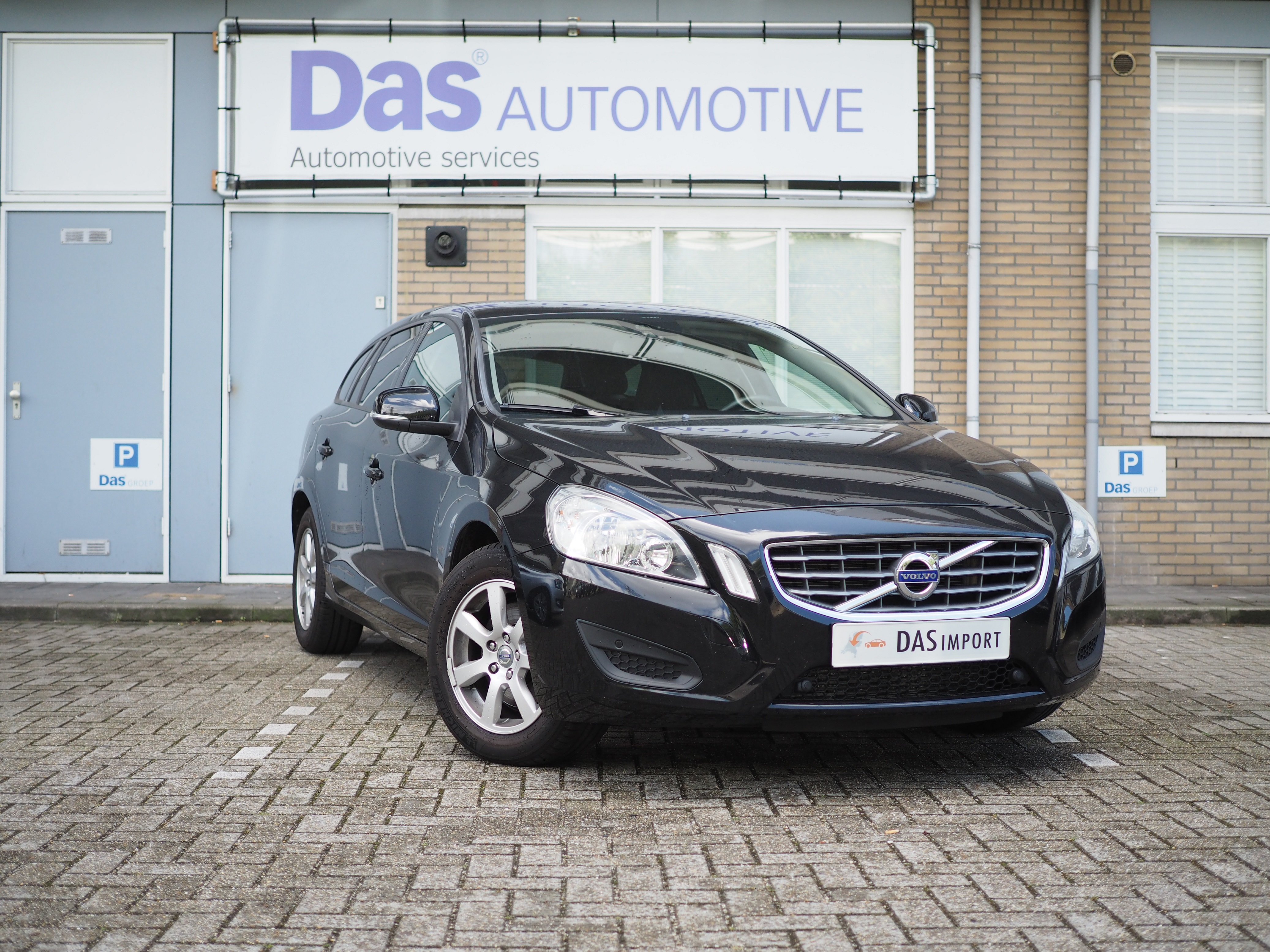 Importauto: Volvo V60 T3 Kinetic 10/2011